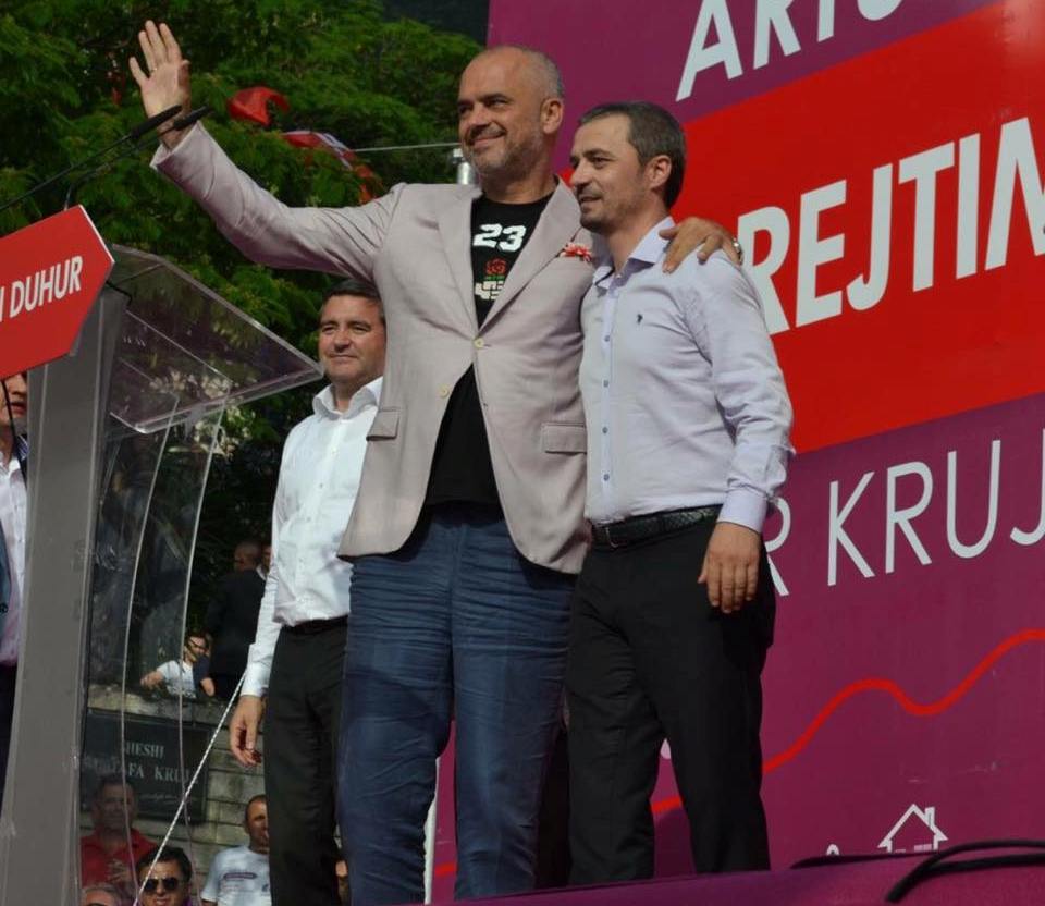 Krybashkiakut i humbet vula dhe pistoleta: Përçfar i duhet vula në xhep?! Krybashkiakut i humbet vula dhe pistoleta: Përçfar i duhet vula në xhep?!