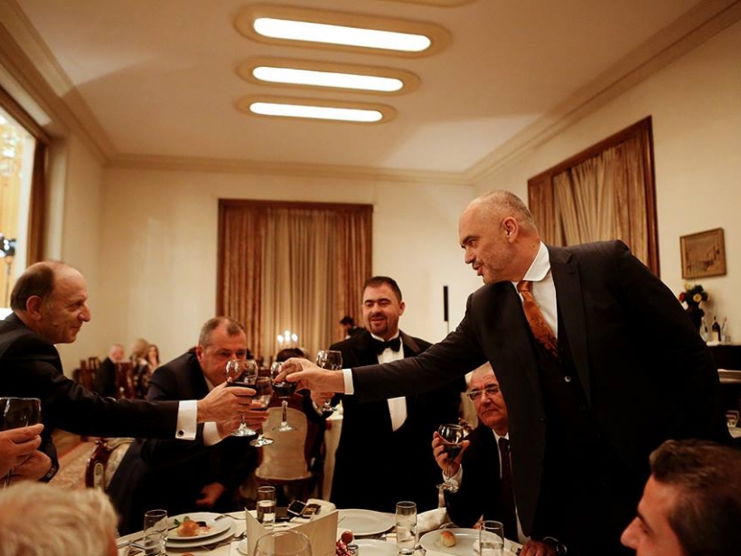 Burgu për shpifjen: Tërhiqet kryeministri Rama Burgu për shpifjen: Tërhiqet kryeministri Rama