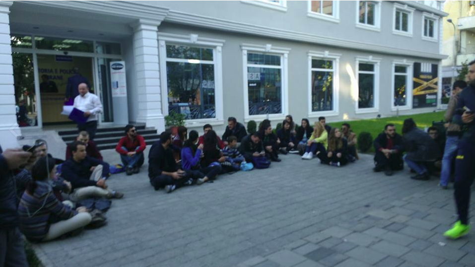 Policia liron 8 studentët që qëlluan kryeministrin Rama Policia liron 8 studentët që qëlluan kryeministrin Rama