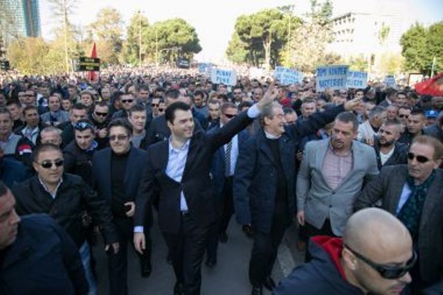 Berisha-Ramës: Mos ja mbath me 8 dhjetor. Basha: Protesta fillimi për rrëzimin e qeverisë Rama Berisha-Ramës: Mos ja mbath me 8 dhjetor. Basha: Protesta fillimi për rrëzimin e qeverisë Rama