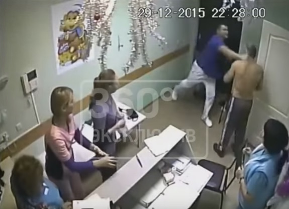Mjeku vret pacientin me një grusht. Pamjet po bëjnë xhiron e botës (Video) Mjeku vret pacientin me një grusht. Pamjet po bëjnë xhiron e botës (Video)