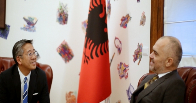 Lu në zyrën e Ramës: Momentet e fundit për dorëzimin e draftit të reformës në drejtësi Lu në zyrën e Ramës: Momentet e fundit për dorëzimin e draftit të reformës në drejtësi