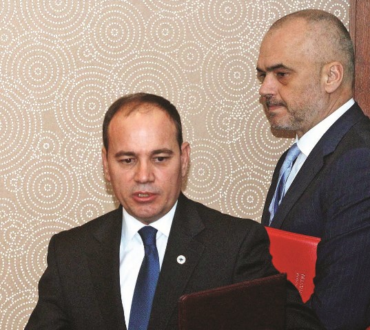 Nishani hakmerret ndaj Ramës, nuk i dekreton dy ministrat e rinj Nishani hakmerret ndaj Ramës, nuk i dekreton dy ministrat e rinj