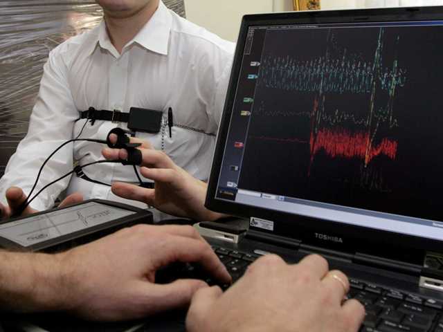 Amarekanët në Tiranë me aparatin e FBI: Ai vërteton nëse gënjen apo thua të vërtetën Amarekanët në Tiranë me aparatin e FBI: Ai vërteton nëse gënjen apo thua të vërtetën