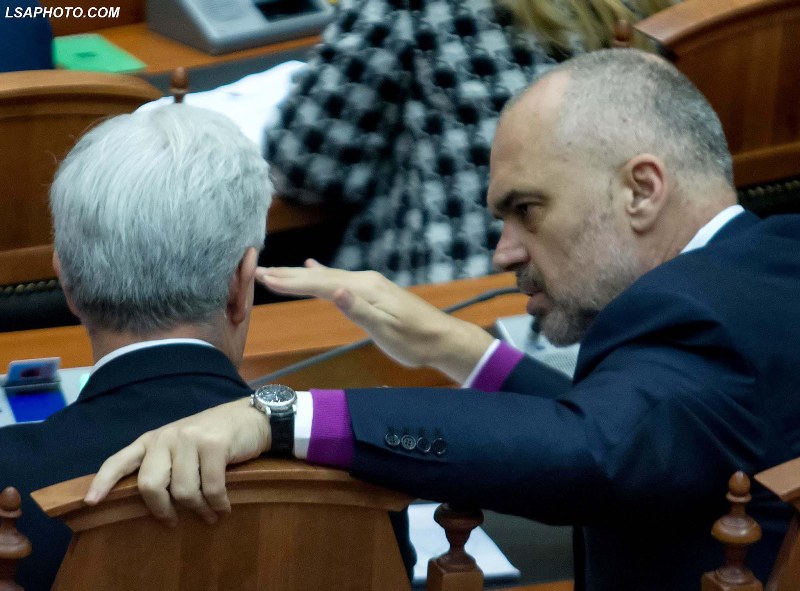 Blushi krahason Fatmir Xhafën me rrobaqepësin e Ramës: E bën statutin si kostum! Blushi krahason Fatmir Xhafën me rrobaqepësin e Ramës: E bën statutin si kostum!