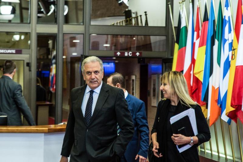 Komisioneri Europian për Migracionin, Avramopulos viziton Kampet e refugjatëve në Greqi Komisioneri Europian për Migracionin, Avramopulos viziton Kampet e refugjatëve në Greqi