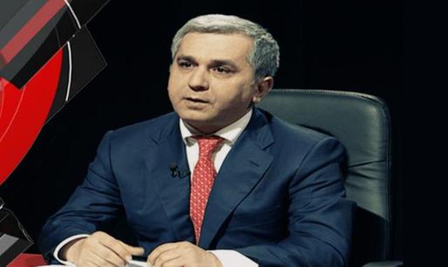 E majta nga Luigj Gurakuqi te dhëndri i Qazimit E majta nga Luigj Gurakuqi te dhëndri i Qazimit