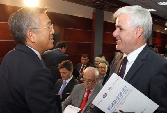 Reforma në drejtësi Lu dhe Vlahutin në kryesinë e kuvendit të Shqipërisë Reforma në drejtësi Lu dhe Vlahutin në kryesinë e kuvendit të Shqipërisë