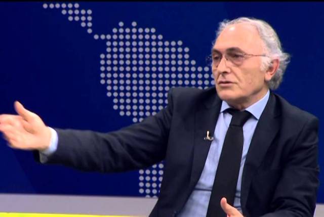 Xhirojnë në boshllëk rreth Fatos Nanos Xhirojnë në boshllëk rreth Fatos Nanos