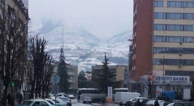 Bora mbulon Korçën: Pamjet nga “dimri” në fund të marsit Bora mbulon Korçën: Pamjet nga “dimri” në fund të marsit