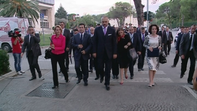 Si vjedhin ministrat e Ramës: Bashkëshortet rroga pesëfish më të larta se ministrat! Si vjedhin ministrat e Ramës: Bashkëshortet rroga pesëfish më të larta se ministrat!