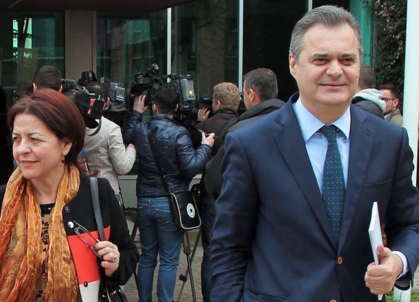 Koha Jonë: Në PS kanë filluar të marrin “çadrat” nga rrebeshi Blushi. Koha Jonë: Në PS kanë filluar të marrin “çadrat” nga rrebeshi Blushi.
