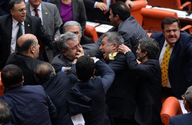 Grushta dhe shqelma mes deputetëve në Parlamentin turk Grushta dhe shqelma mes deputetëve në Parlamentin turk