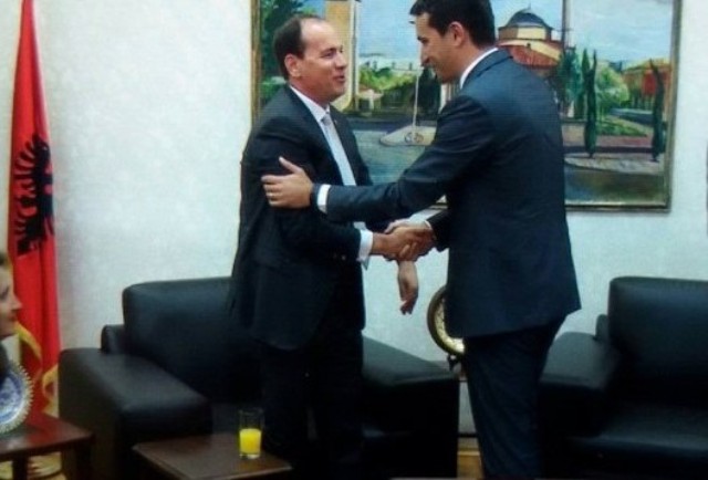 Parku i Liqenit përplas Nishanin dhe Veliajn me “fjalorin e politikanëve” Parku i Liqenit përplas Nishanin dhe Veliajn me “fjalorin e politikanëve”