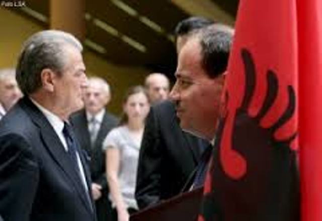 Presidenti që zbaton vetëm urdhërat e tutorit! Presidenti që zbaton vetëm urdhërat e tutorit!
