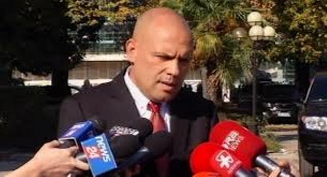 Manjani për gjestin ndaj Nikollës: Protesta nuk duhet të justifikojë dhunën Manjani për gjestin ndaj Nikollës: Protesta nuk duhet të justifikojë dhunën