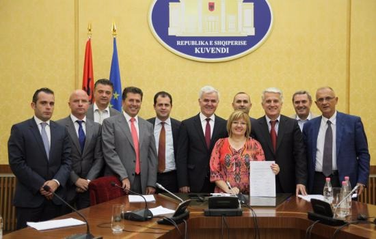 Komisioni i Posacëm i Reformës nuk e fsheh dotë gëzimin Komisioni i Posacëm i Reformës nuk e fsheh dotë gëzimin
