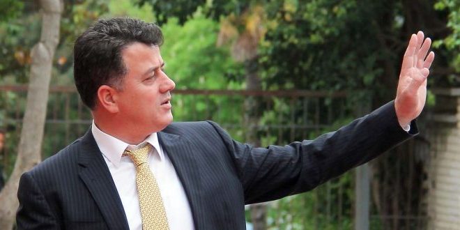 Incident në Dibër: Flamur Noka paraqitet si polic, makina që udhëtonte u përplas me shtyllën Incident në Dibër: Flamur Noka paraqitet si polic, makina që udhëtonte u përplas me shtyllën