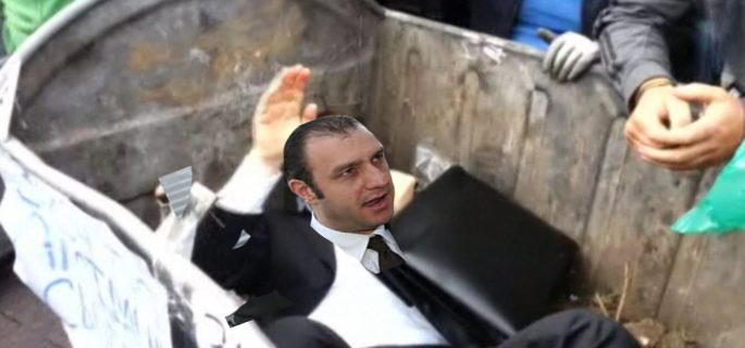 Protestuesit: Do të fusim Eduart Shalsin në kazanin e plehrave! Protestuesit: Do të fusim Eduart Shalsin në kazanin e plehrave!