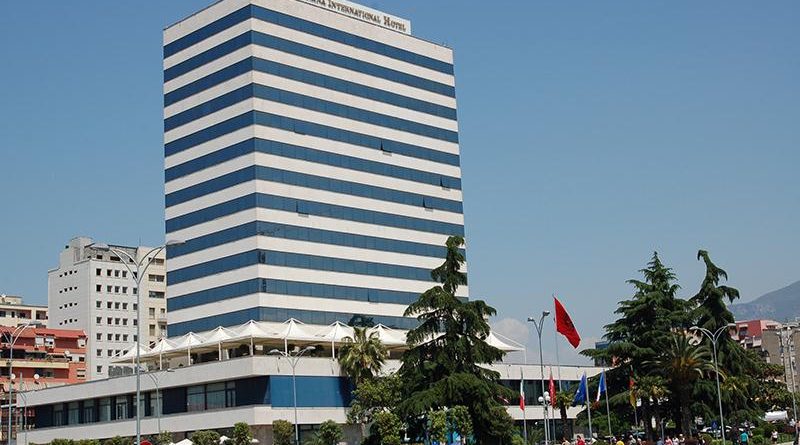 Turistja, hidhet nga tarraca e 15 katëshit në Tiranë Turistja, hidhet nga tarraca e 15 katëshit në Tiranë