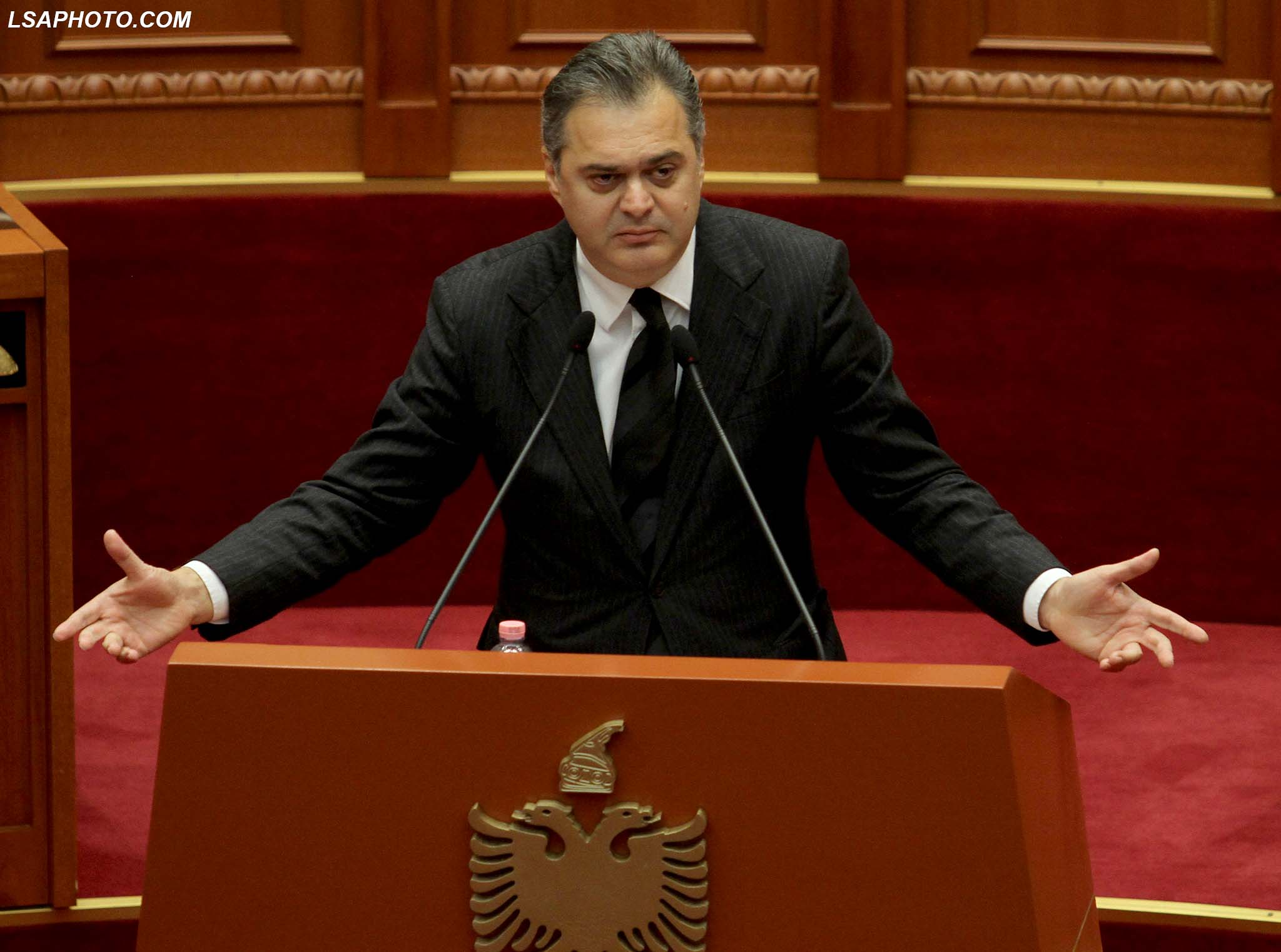Ben Blushi nuk pranoi të firmoste marrëveshjen për importin e mbetjeve kur ishte ministër Ben Blushi nuk pranoi të firmoste marrëveshjen për importin e mbetjeve kur ishte ministër