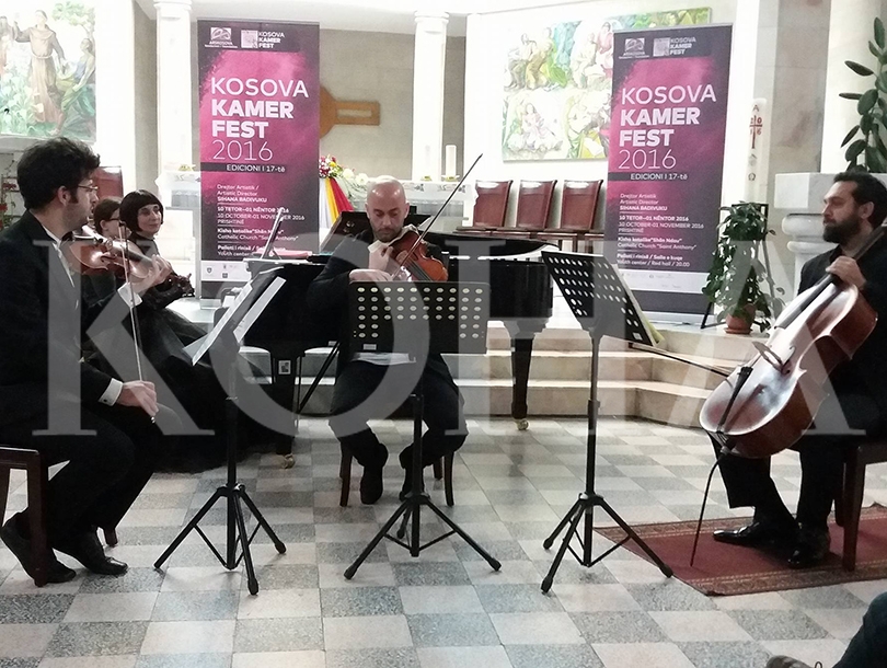 Artistë grekë, shqiptarë dhe nga Ish RJ e Maqedonisë, bashkohen në Prishtinë Artistë grekë, shqiptarë dhe nga Ish RJ e Maqedonisë, bashkohen në Prishtinë