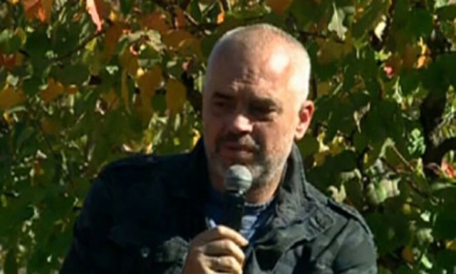 Rama në Çorovodë: Fermerët i kërkojnë Uji dhe Energji Elektrike Rama në Çorovodë: Fermerët i kërkojnë Uji dhe Energji Elektrike