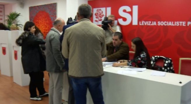 Sot votohet për kreun e LSI. Në garë 3 kandidatë me platforma të ndryshme Sot votohet për kreun e LSI. Në garë 3 kandidatë me platforma të ndryshme