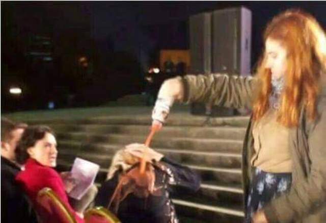 Studentja sulmon me bojë të kuqe ministren e Arsimit Studentja sulmon me bojë të kuqe ministren e Arsimit