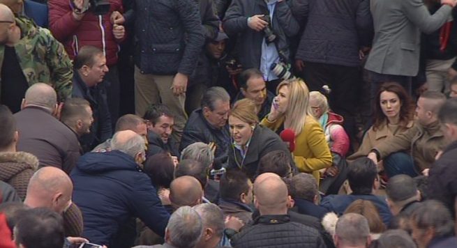 Protesta e opozitës pa incidente, protestuesit ngrefin çadrat Protesta e opozitës pa incidente, protestuesit ngrefin çadrat