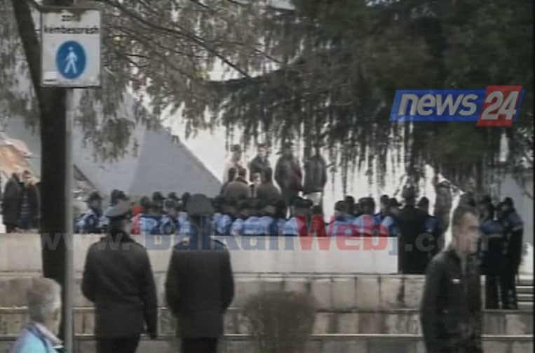 Renea rrethon Kryeministrinë: ”Të ngrihemi së bashku” motoja e protestës Renea rrethon Kryeministrinë: ”Të ngrihemi së bashku” motoja e protestës
