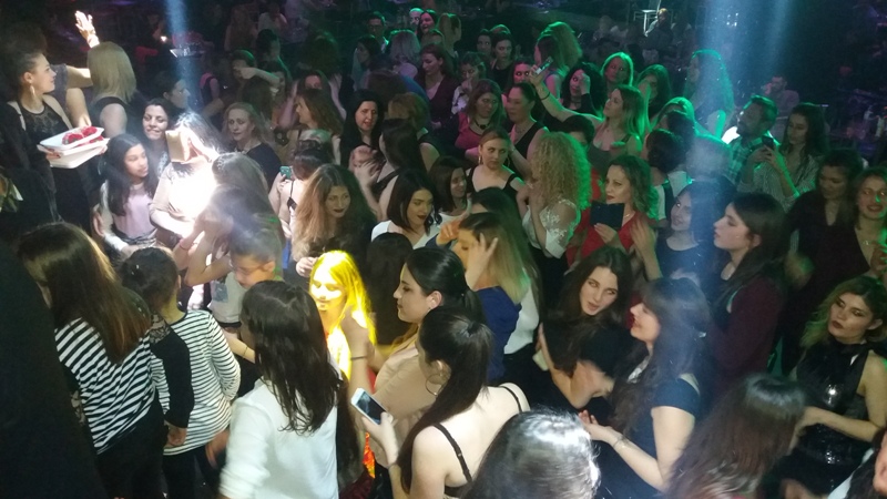 PONI, CEKJA dhe Shpat Kasapi, koncert madhështorë në Athinë për 7-8 Marsin PONI, CEKJA dhe Shpat Kasapi, koncert madhështorë në Athinë për 7-8 Marsin