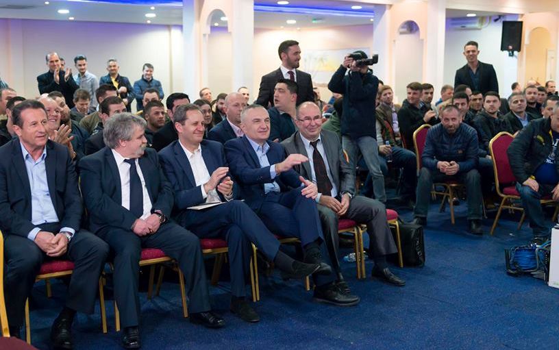 Ilir Meta mes emigrantëve në Londër: Të dëshpruar nga humbja harrojnë problemet Ilir Meta mes emigrantëve në Londër: Të dëshpruar nga humbja harrojnë problemet