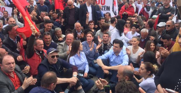 Protesta: Opozita bllokon rrugët për 1 orë. Basha këmbëkryq tek “Shqiponja” Protesta: Opozita bllokon rrugët për 1 orë. Basha këmbëkryq tek “Shqiponja”