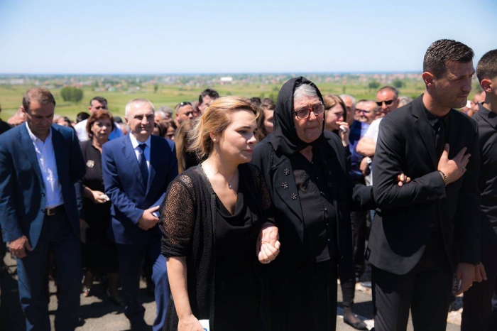 Përcillet për në banesën e fundit deputeti i LSI Gjovalin Kadeli Përcillet për në banesën e fundit deputeti i LSI Gjovalin Kadeli