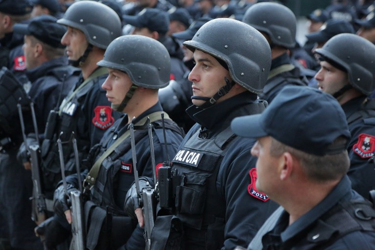 Tre mijë forca policore në Kavajë. Basha: Në kryeqytetin e demokracisë rrëzojmë bandën e Ramës! Tre mijë forca policore në Kavajë. Basha: Në kryeqytetin e demokracisë rrëzojmë bandën e Ramës!