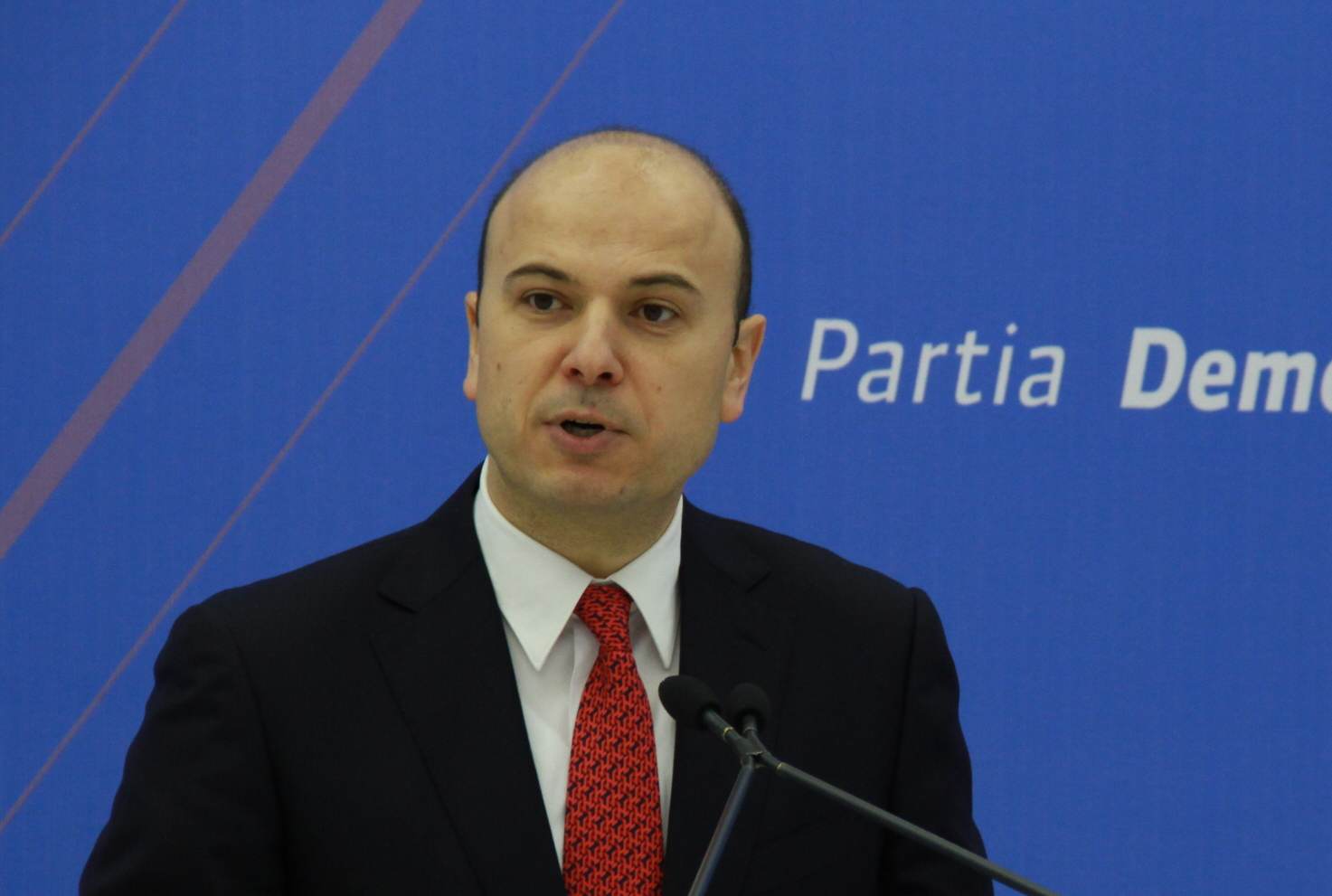 Malltezit bënë për uji të ftohtë Bashën në mbledhjen e Kryesisë së PD (Audio) Malltezit bënë për uji të ftohtë Bashën në mbledhjen e Kryesisë së PD (Audio)