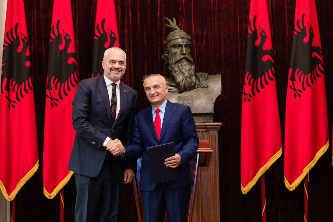 Betohet para presidentit “Qeveria Rama 2”: Meta e Rama shtrëngojnë duart Betohet para presidentit “Qeveria Rama 2”: Meta e Rama shtrëngojnë duart