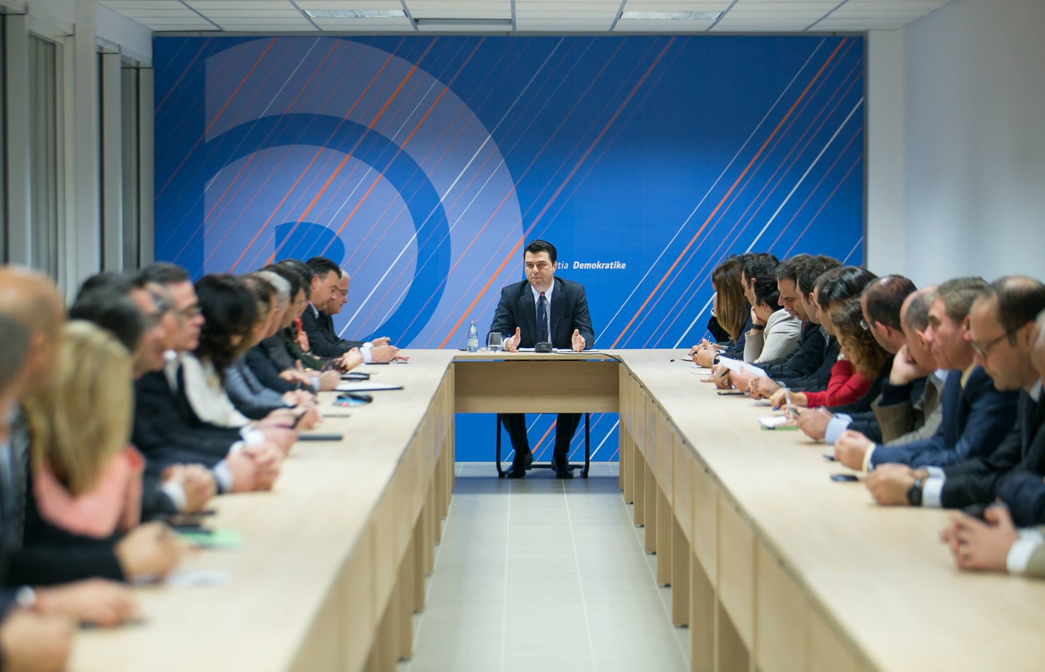 Sherri në mbledhjene e PD: Gjana tenton të godas me grusht Valbona Mezinin Sherri në mbledhjene e PD: Gjana tenton të godas me grusht Valbona Mezinin