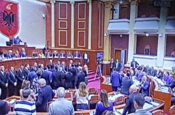 Berisha largohet nga seanca në kohën që opozita bllokon foltoren e kuvendit Berisha largohet nga seanca në kohën që opozita bllokon foltoren e kuvendit