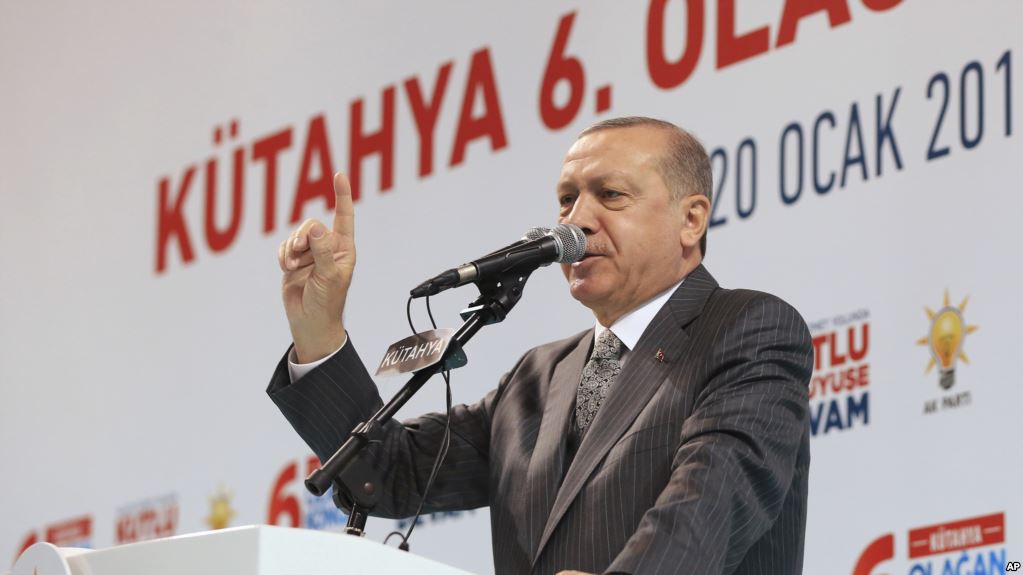 Forcat e armatosura turke hyjnë në enklavën kurde në Siri Forcat e armatosura turke hyjnë në enklavën kurde në Siri