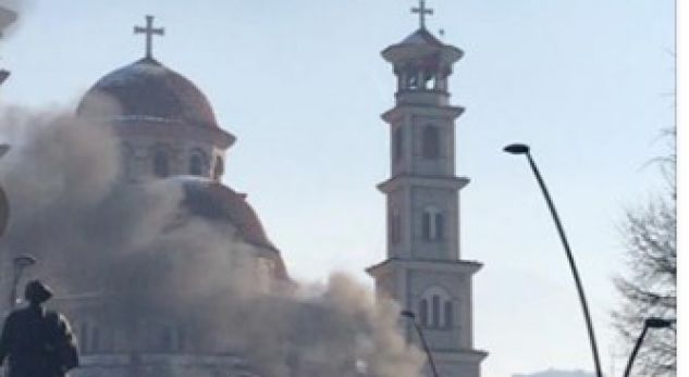 Katedralja e Korçës përfshihet nga flakët ditën e ujit të bekuar Katedralja e Korçës përfshihet nga flakët ditën e ujit të bekuar