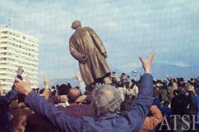 Përkujtohet rrëzimi i monumentit të udhëheqsit komunist Enver Hoxha Përkujtohet rrëzimi i monumentit të udhëheqsit komunist Enver Hoxha