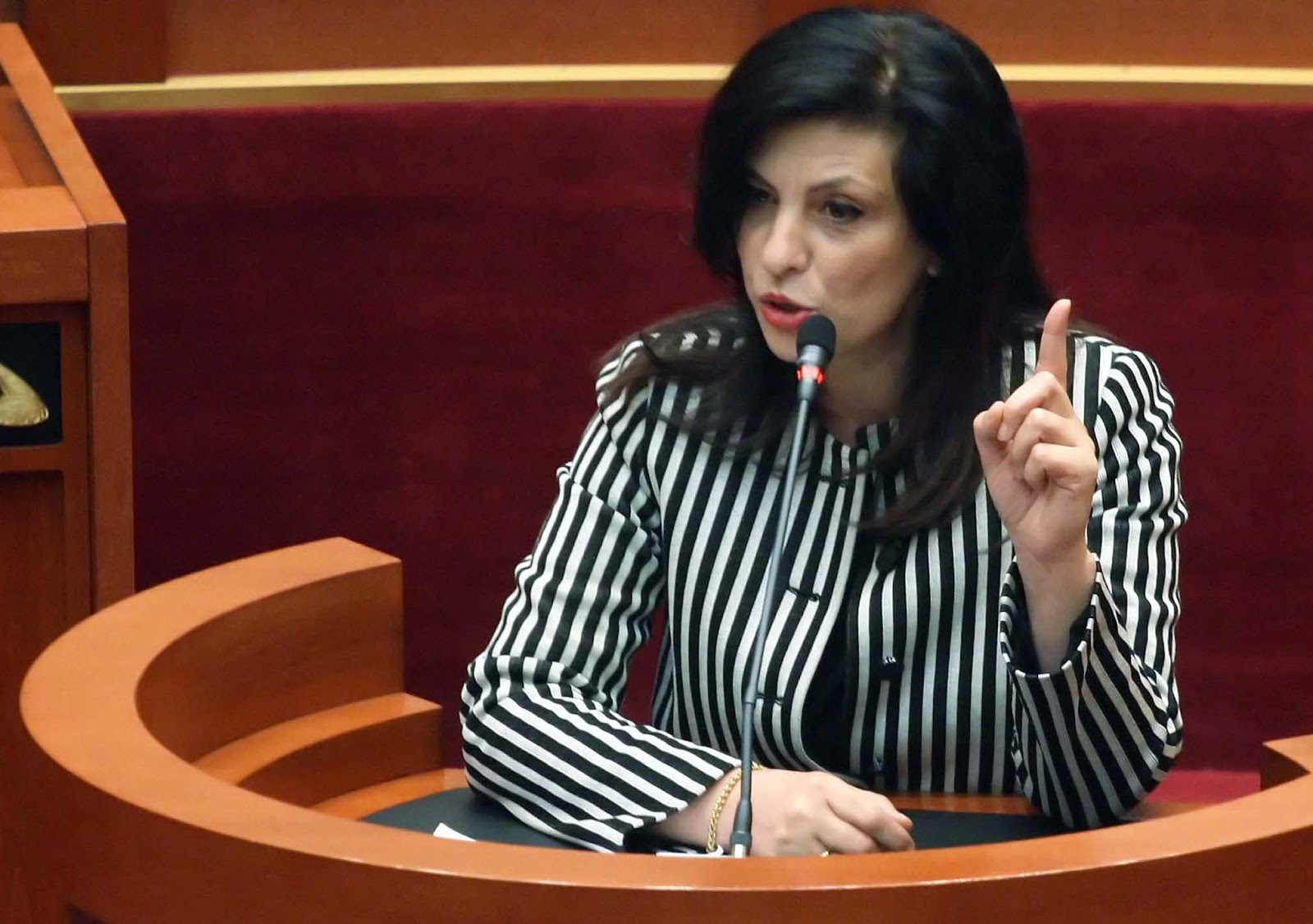 Ish kryeparlamentarja Jozefina Topalli: E turpshme, Basha voton ministrin e Ramës dhe rrëzon një nga mendjet më brilante të PD-së Ish kryeparlamentarja Jozefina Topalli: E turpshme, Basha voton ministrin e Ramës dhe rrëzon një nga mendjet më brilante të PD-së