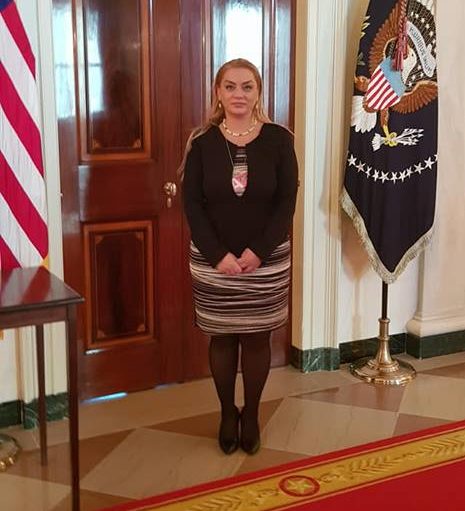 Krenari: Albana Vokshi bëri foto me katër muret e një zyre në Shtëpinë e Bardhë! Krenari: Albana Vokshi bëri foto me katër muret e një zyre në Shtëpinë e Bardhë!