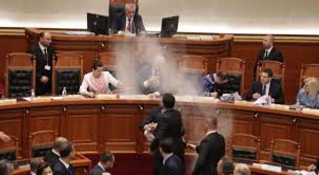 FOTO LAJM: Miell, ujë dhe fyerje. Çfarë ndodhi sot në Kuvend FOTO LAJM: Miell, ujë dhe fyerje. Çfarë ndodhi sot në Kuvend