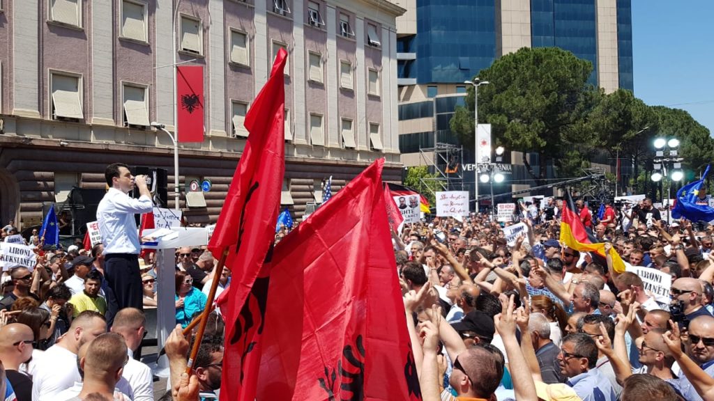 Përfundon pa rezultat konkret protesta e Opozitës para Kryeministrisë Përfundon pa rezultat konkret protesta e Opozitës para Kryeministrisë