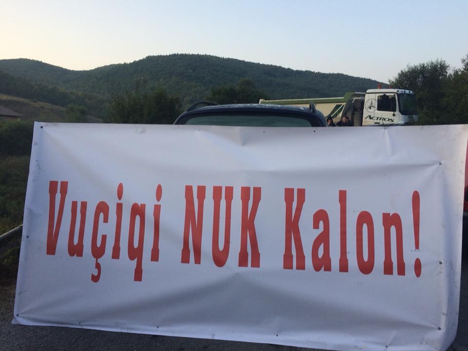 Kosovarët i presin rrugën Vuçiç, nuk e lejojnë të shkel në Drenicë Kosovarët i presin rrugën Vuçiç, nuk e lejojnë të shkel në Drenicë