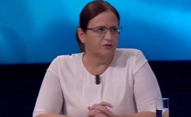 “Ngacmohej nga Xhelal Mziu”: Si e ndihmuam vajzën për tu larguar nga Shqipëria se nuk e mbronte njeri këtu “Ngacmohej nga Xhelal Mziu”: Si e ndihmuam vajzën për tu larguar nga Shqipëria se nuk e mbronte njeri këtu