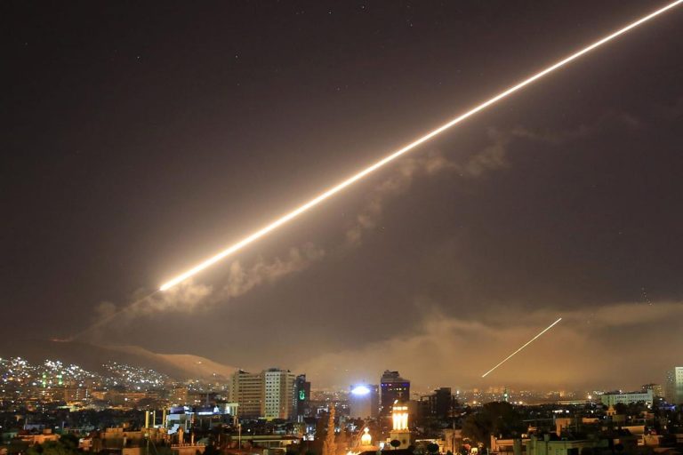 Siria njofton se ka rrëzuar rraketat izraelit gjatë një sulmi kundër Damaskut Siria njofton se ka rrëzuar rraketat izraelit gjatë një sulmi kundër Damaskut